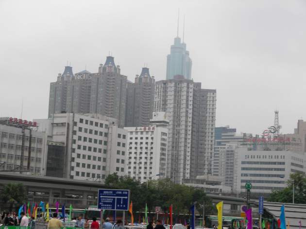 深圳駅前広場から見える風景